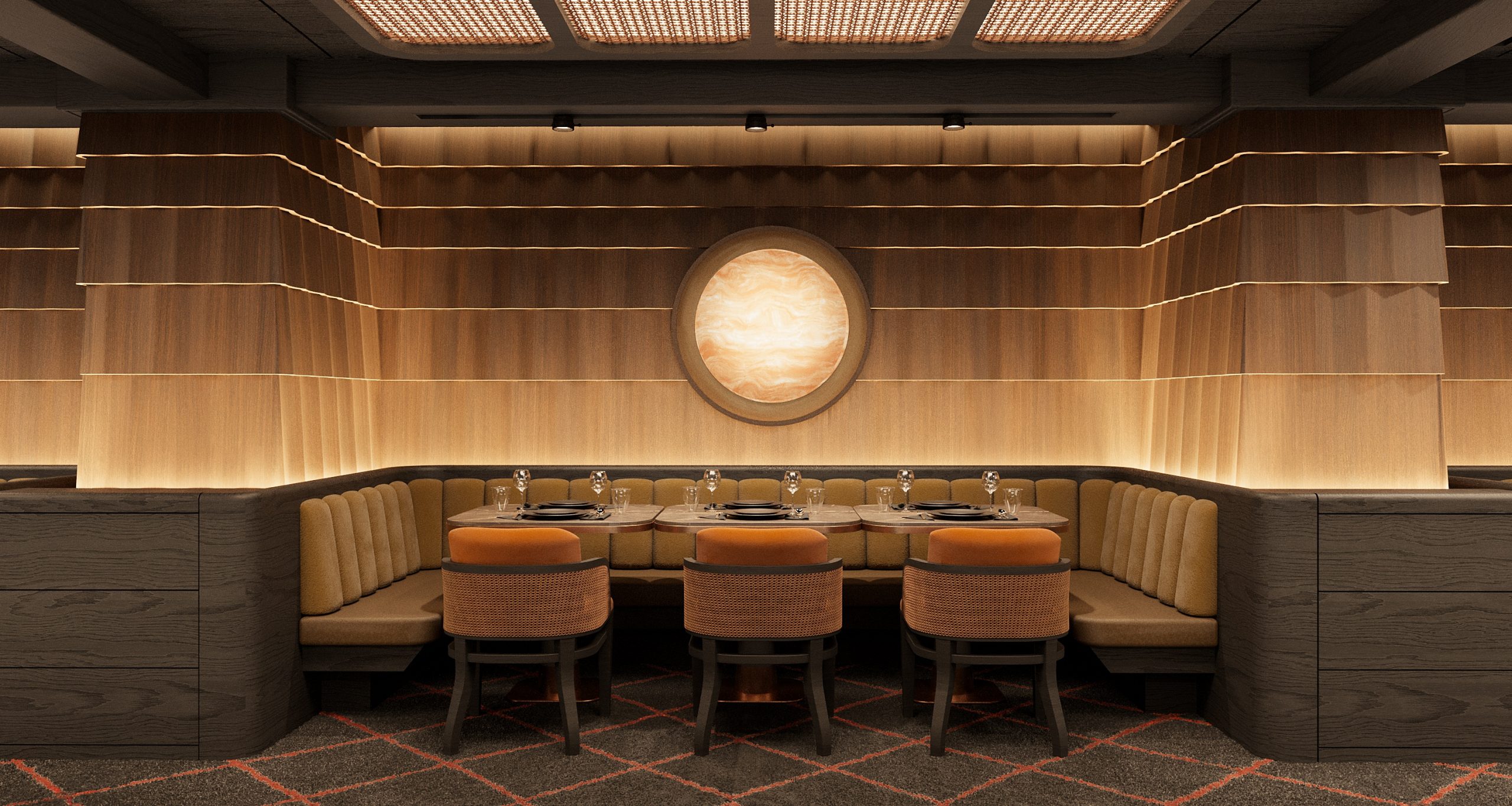 Eine moderne Restaurantkabine mit Holzwänden, einem runden beleuchteten Wandelement, einer langen braunen gepolsterten Bank, vier orangefarbenen gepolsterten Stühlen und einem gedeckten Esstisch mit Gläsern und Tellern. Die warme Beleuchtung schafft eine gemütliche Atmosphäre.