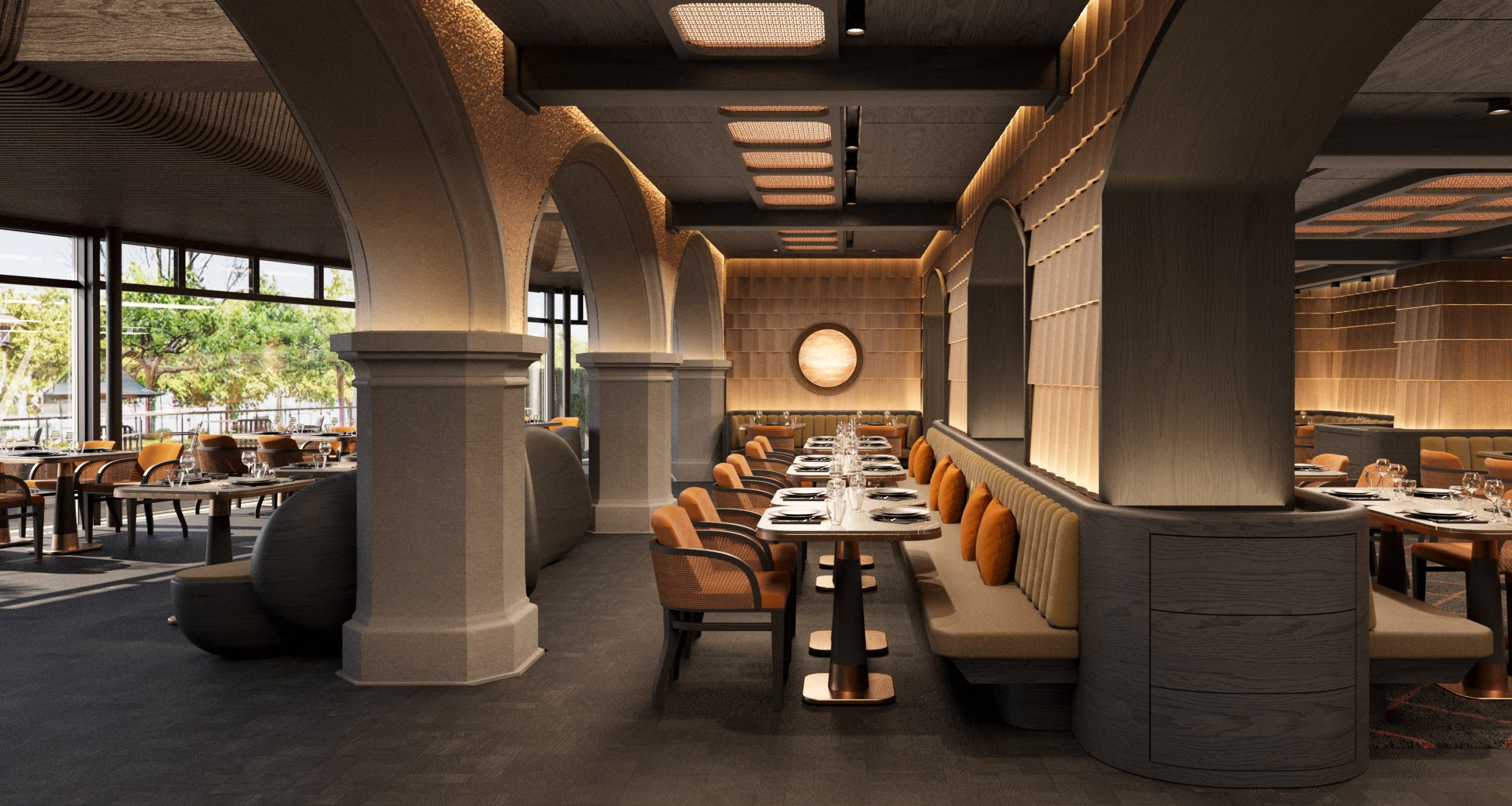 Modernes Restaurant mit gewölbten Säulen, sanfter Beleuchtung, hölzernen Akzenten und gepolsterten Sitzecken. Die Tische sind zum Essen eingedeckt, und große Fenster bieten einen Blick ins Grüne.