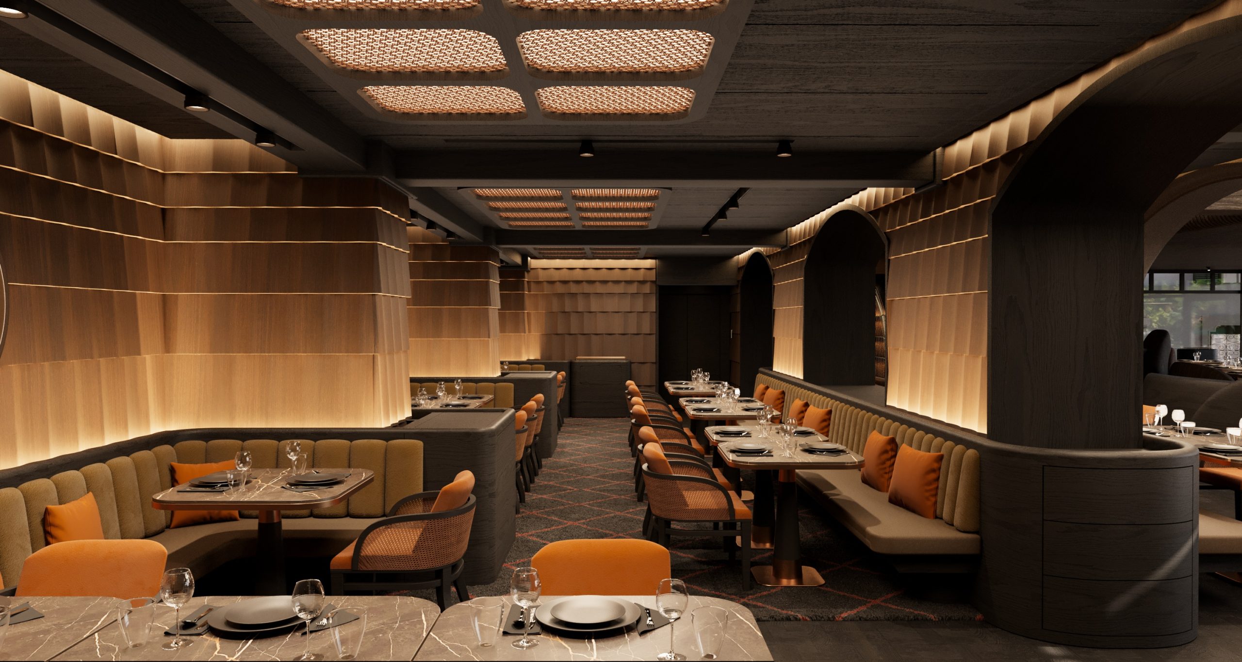 Ein modernes Restaurant mit geschwungenen Holzpaneelen, sanfter Beleuchtung, gepolsterten Stühlen, orangefarbenen und braunen Stühlen, gedeckten Tischen mit Tellern und Gläsern und einer stilvollen Decke mit leuchtenden Gitterplatten.