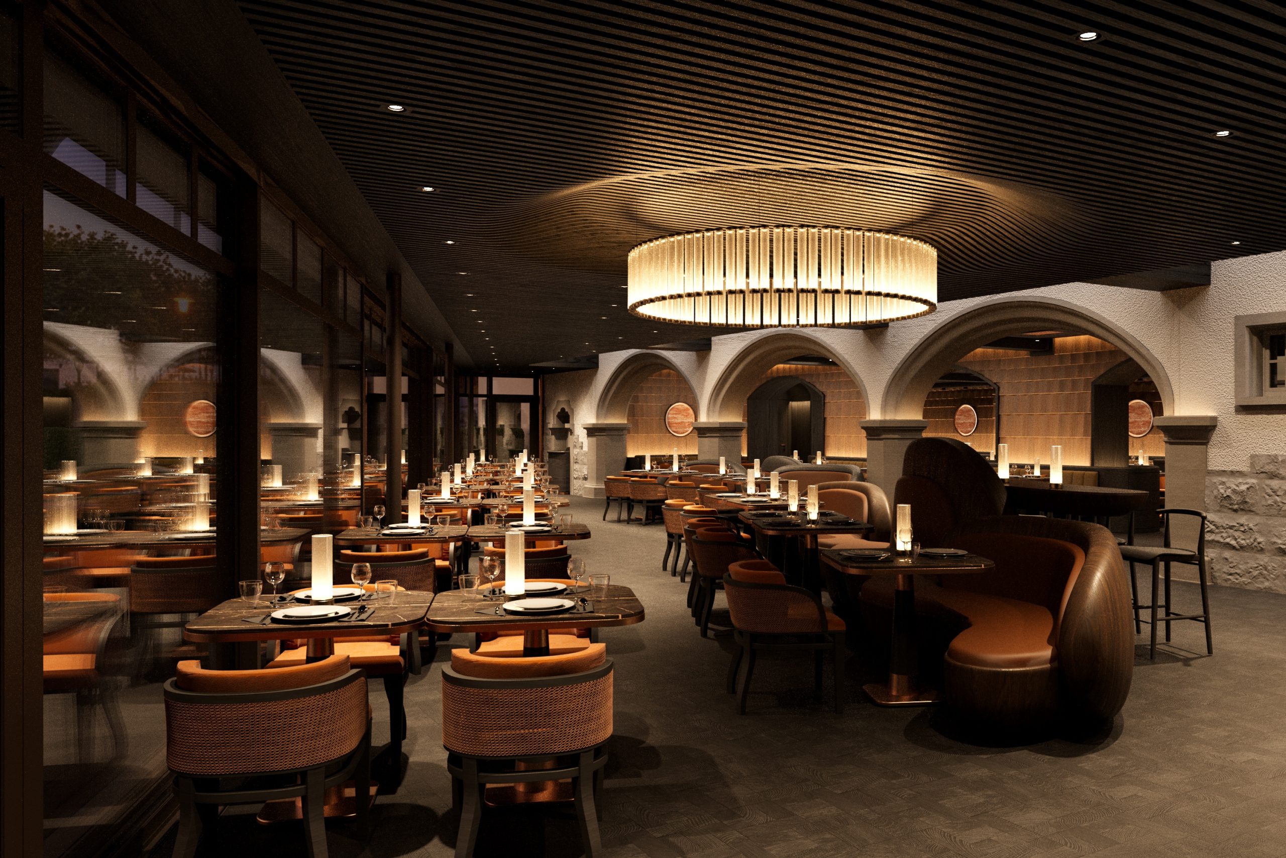 Ein stilvolles Restaurant mit dunklen Holztischen, orangefarbenen gepolsterten Stühlen, geschwungenen Ständen, gewölbten Wänden und einem großen modernen Kronleuchter, die alle warm beleuchtet sind und ein einladendes Ambiente schaffen.