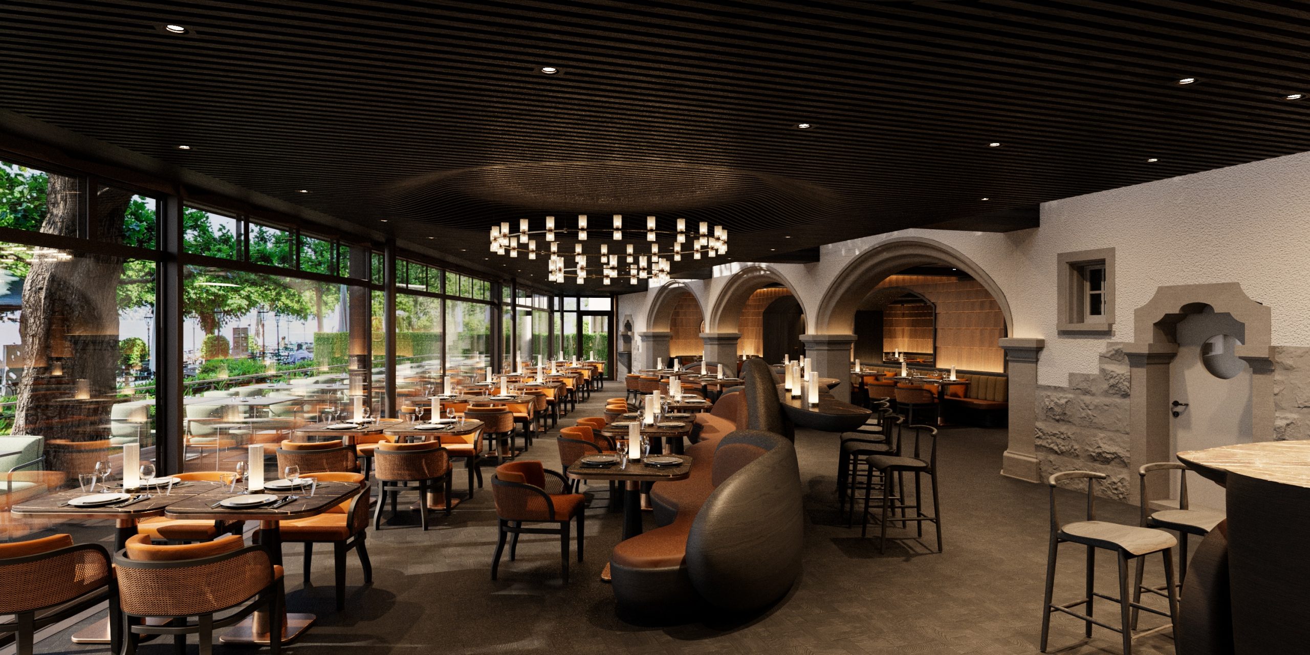 Elegantes Restaurant mit Holztischen und braunen Stühlen, großen gewölbten Nischen an einer Wand, moderner Kronleuchter-Beleuchtung und raumhohen Fenstern mit Blick auf einen üppig begrünten Innenhof.